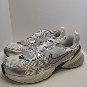 Nike V2K Run in the "Summit White and Metallic Silver" Size 8.5w FD0736100